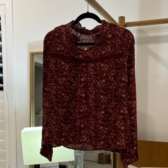 Chic Burgundy Floral Blouse - Picture 3 of 3